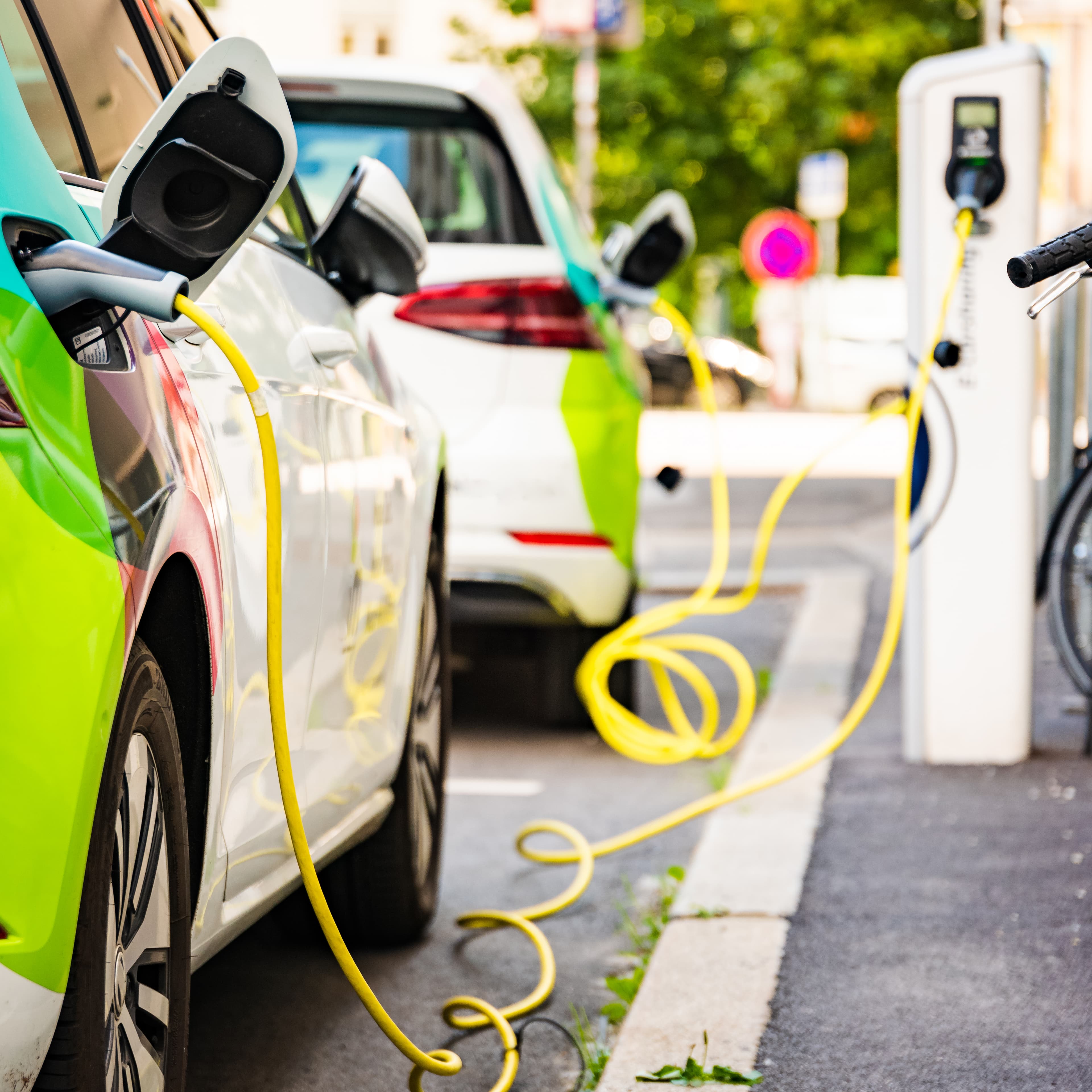 charging-battery-of-an-electric-car-in-city-2024-10-17-10-13-20-utc1-1 charging-battery-of-an-electric-car-in-city-2024-10-17-10-13-20-utc1-1