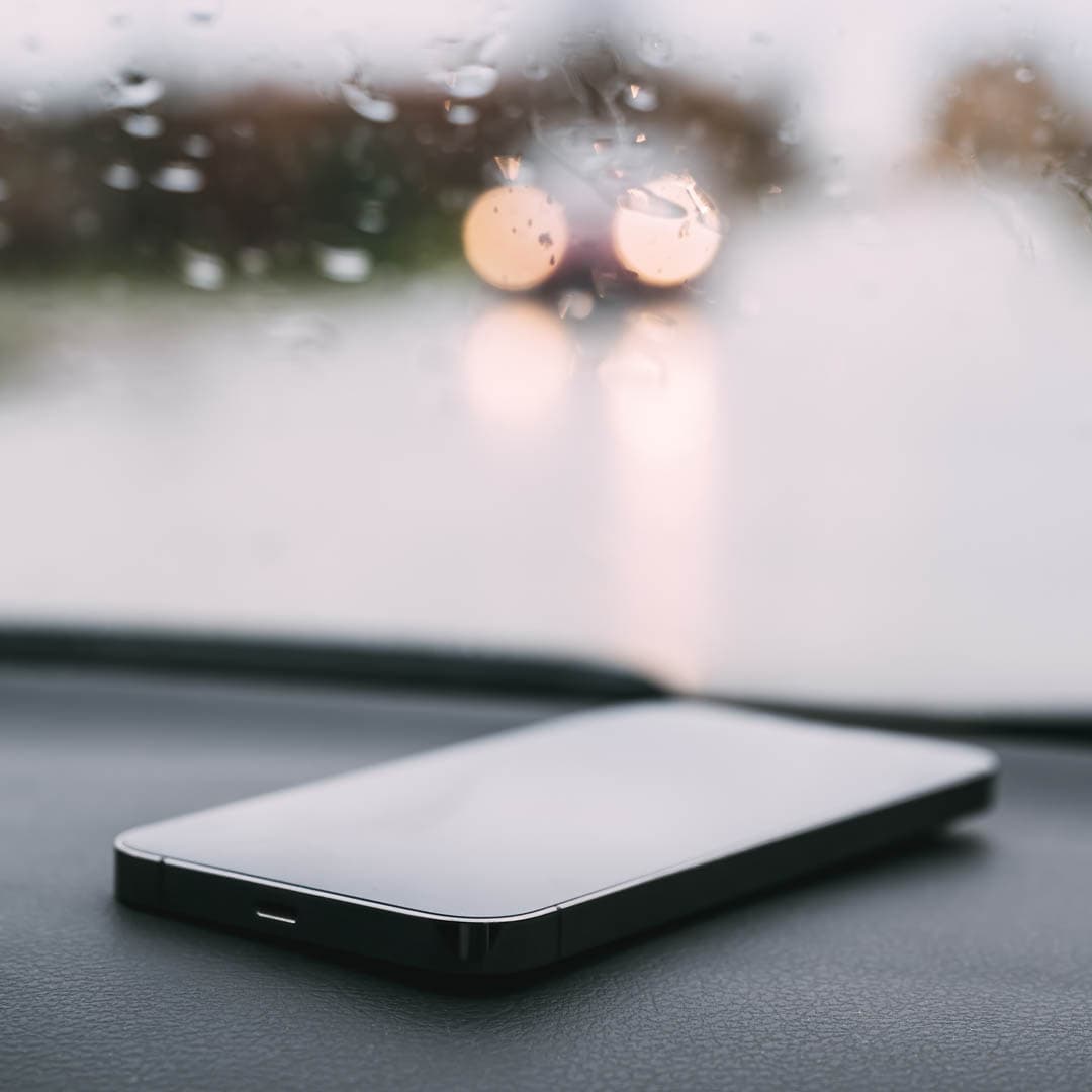 smart-phone-on-car-dashboard-on-rainy-day-2024-12-07-02-57-10-utc1-1 smart-phone-on-car-dashboard-on-rainy-day-2024-12-07-02-57-10-utc1-1